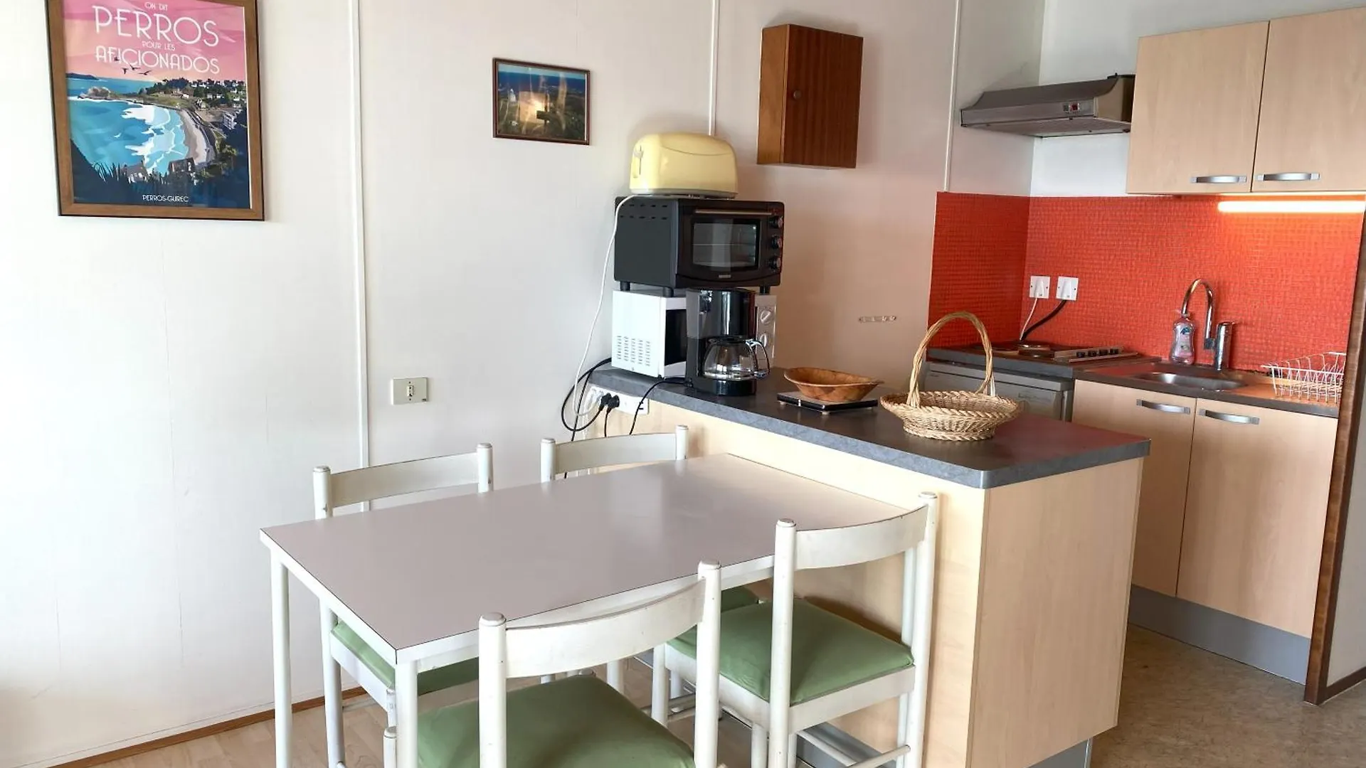 Appartement Avec Terrasse Vue Mer Plage De Trestraou A Perros-Guirec- Ref 904 0*, Perros-Guirec